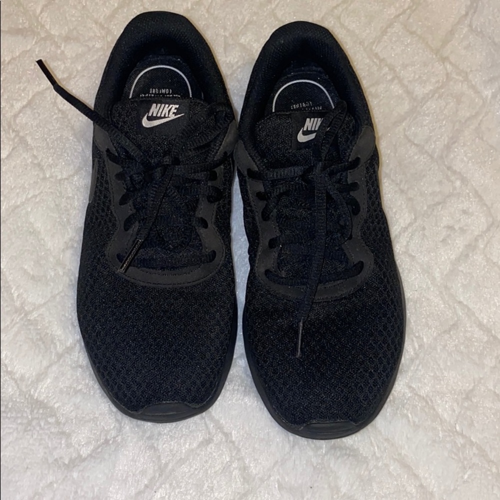 Women’s Nike all black tennis shoes